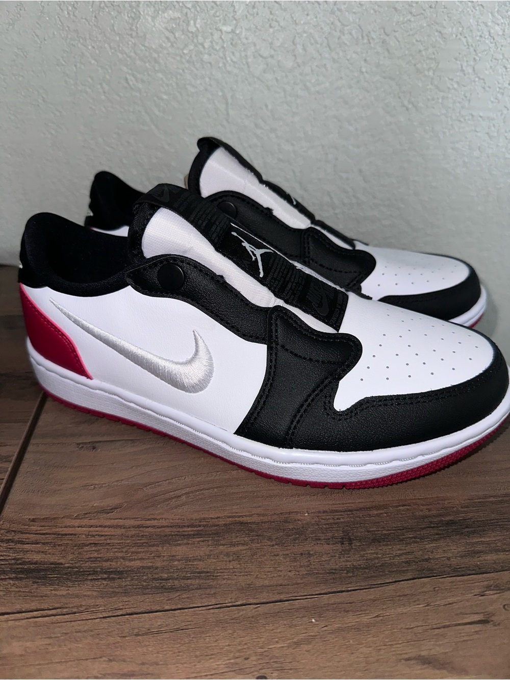 Nike White Black and Red Low-Top Sneakers with Silver Swoosh